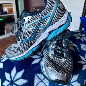 Mizuno Women's Silver and Teal Athletic Shoes